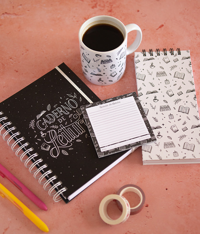 Caderno espiral Kraft com padrão de livros