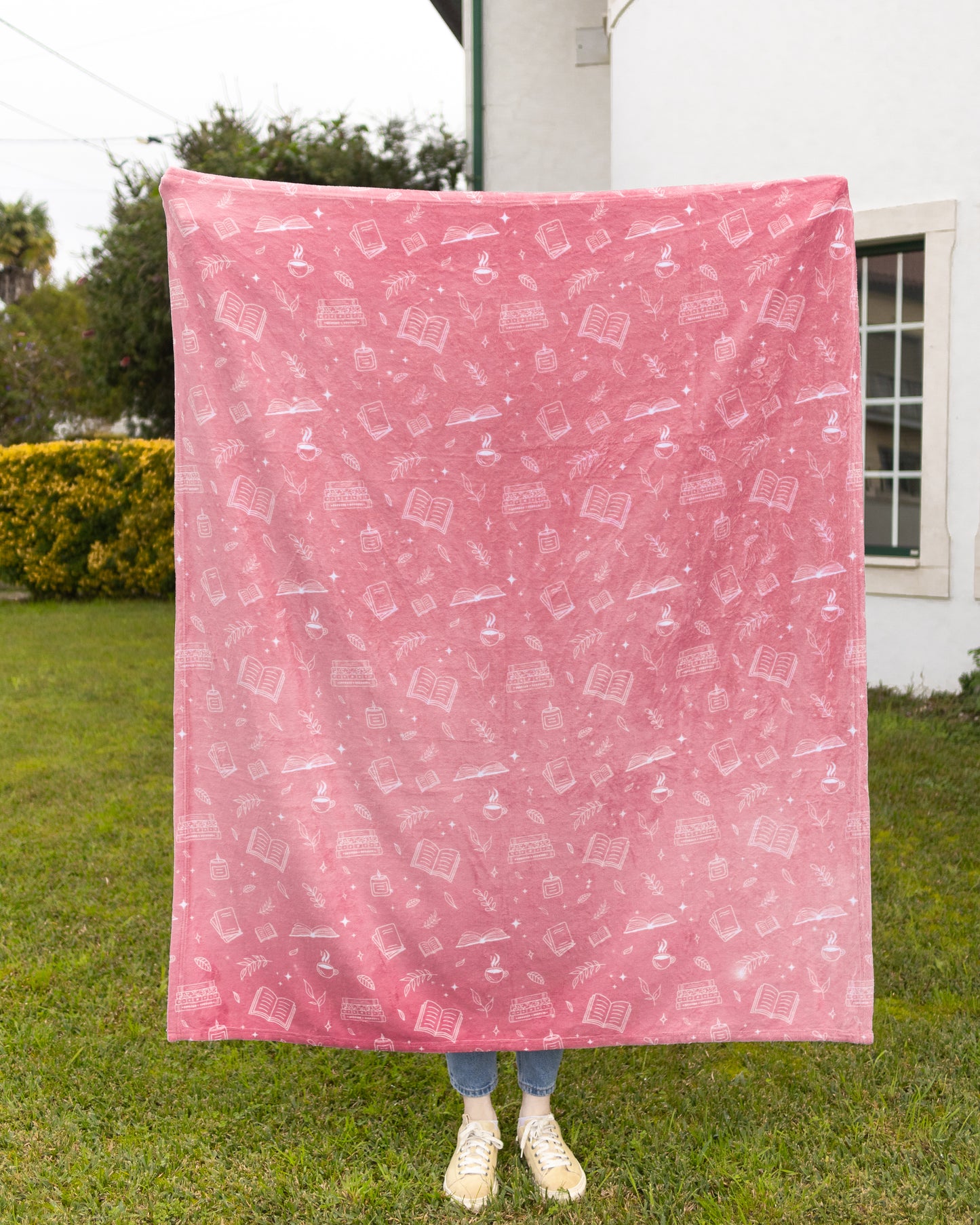 Cobertor rosa com padrão de livro