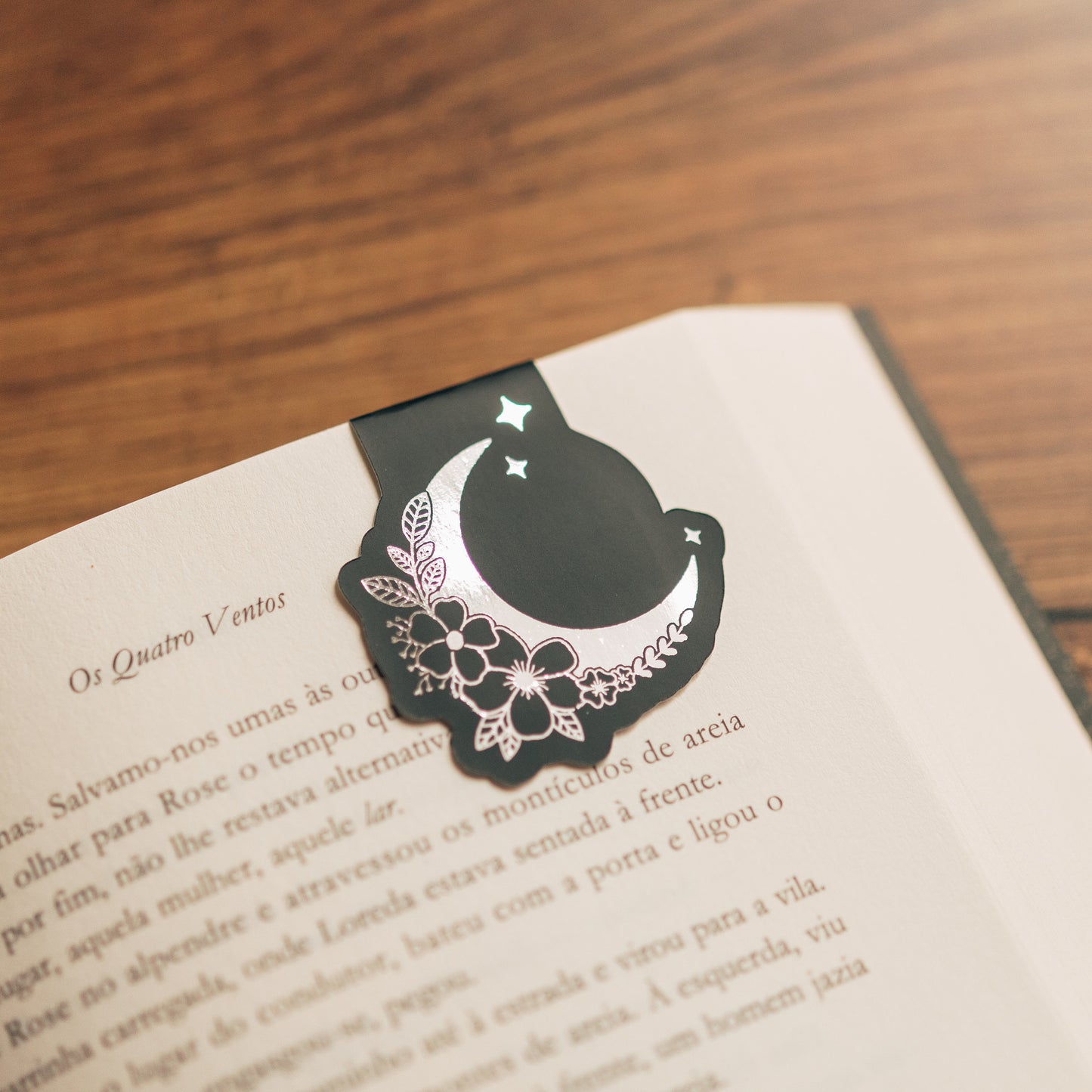 Marcador magnético com folha de prata, lua e flores