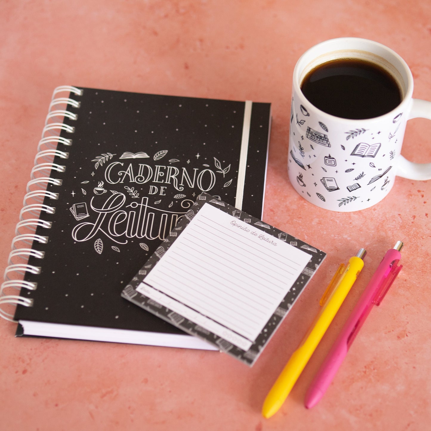 Caneca com estampa de livro