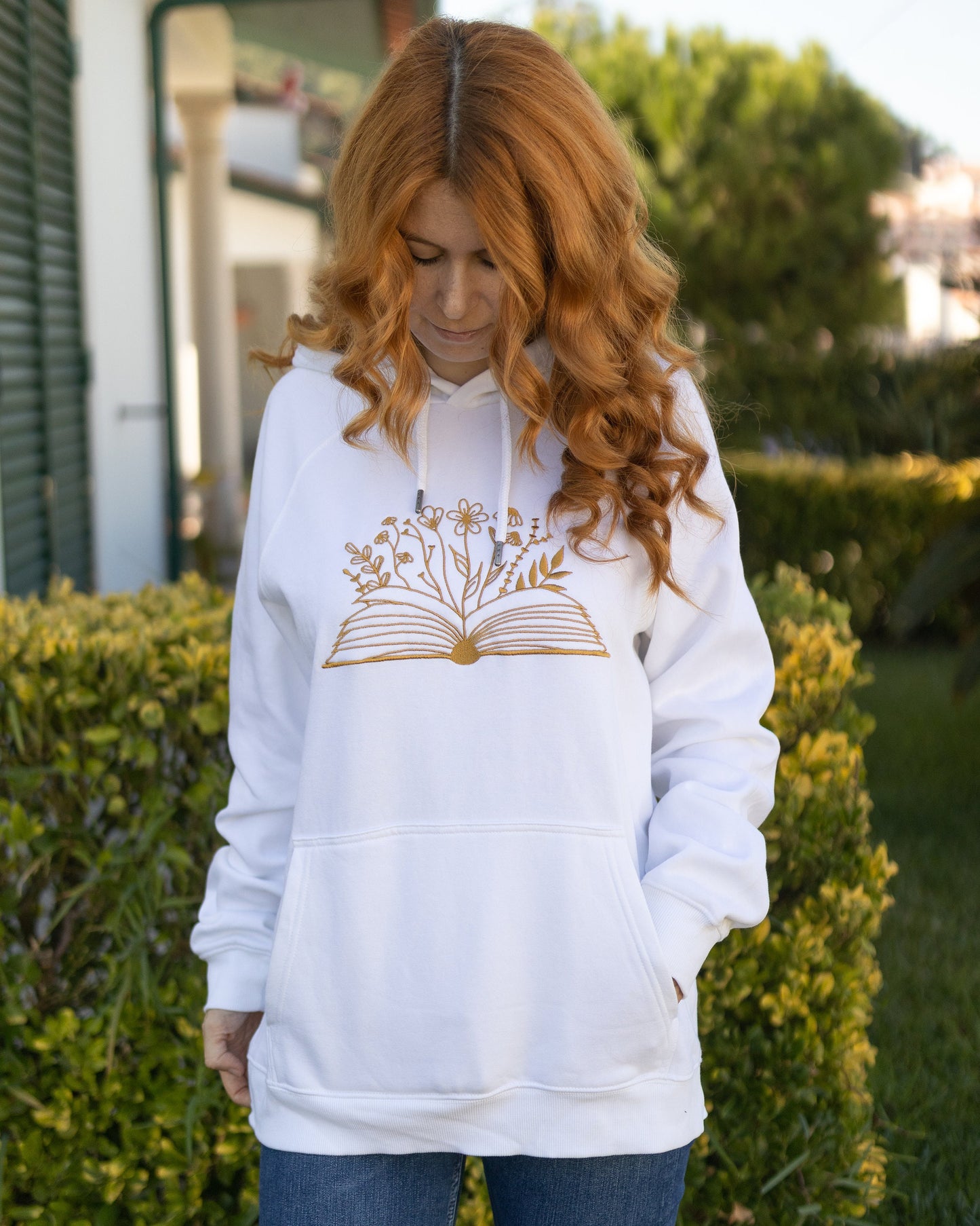 Moletom bordado com capuz Books and Flowers