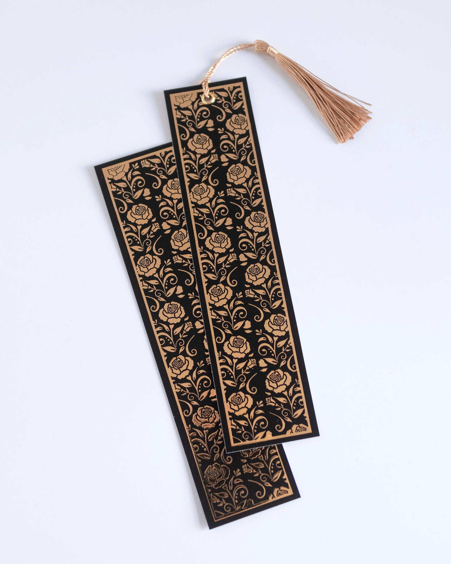Marcador de página com padrão de rosas dourado e preto