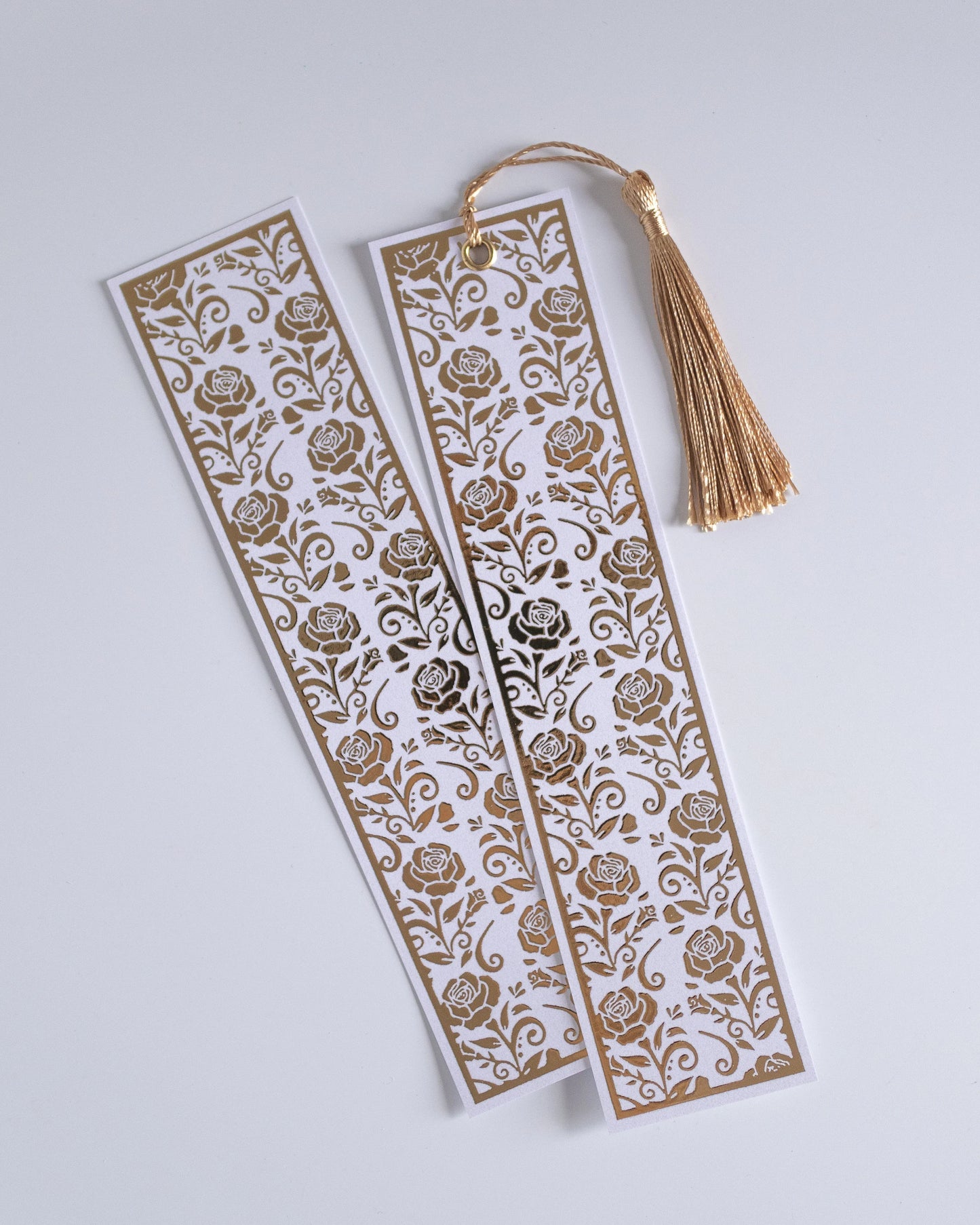 Marcador de página com padrão de rosas dourado e branco