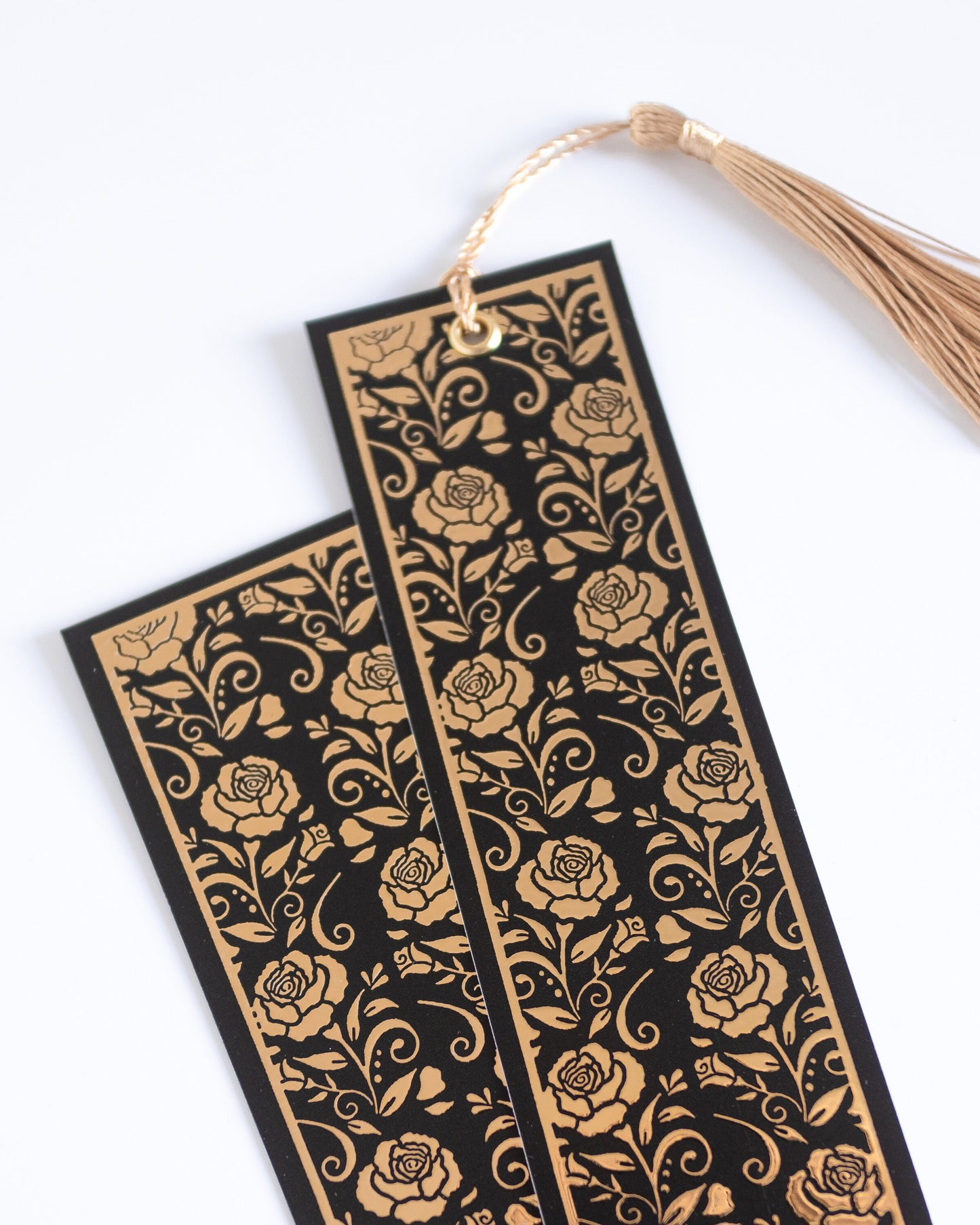 Marcador de página com padrão de rosas dourado e preto